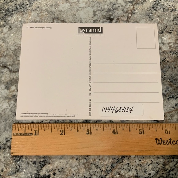 Bettie Page Postcard 1999 Pyramid licensed England new never used - Picture 2 of 2